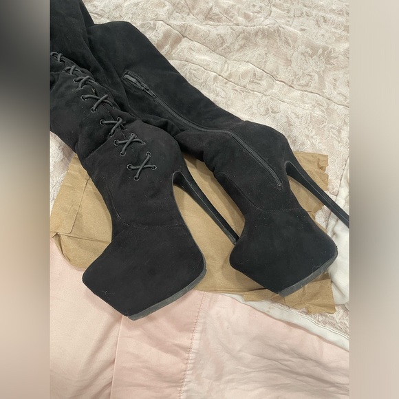 Boots over the knee - Picture 3 of 3